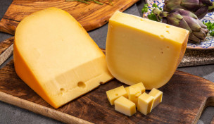 kaese-auf-holzbrett
