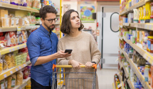 Paar im Supermarkt