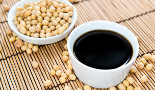 sojasosse-in-schuessel-auf-bambusmatte