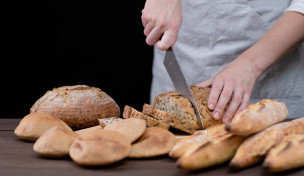weibliche-haende-schneiden-brot