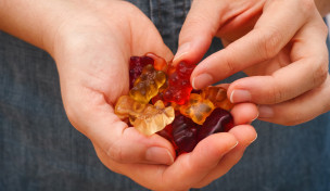 Frau mit Gummibärchen in den Händen