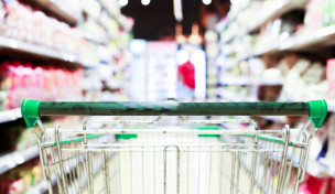 Einkaufswagen im Supermarkt