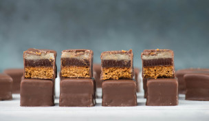 Dominosteine auf einem Tisch