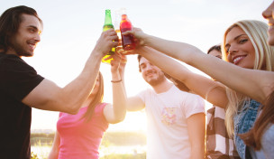 Junge-Leute-mit-Flaschen 