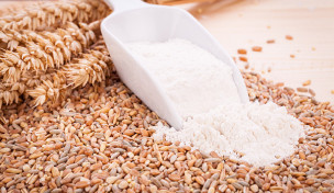 Weizenähren und Weizenmehl