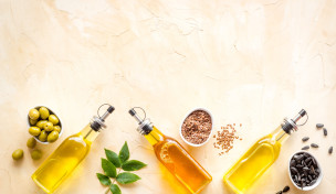 verschiedene Öle mit ihren Ausgangsstoffen