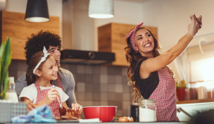 Influencerin mit ihren Kindern