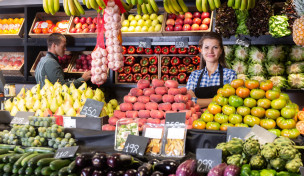 Marktstand mit Obst und Gemüse