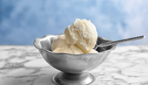 Vanille Eis in Schale