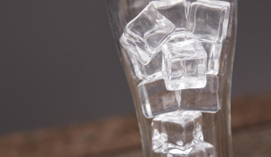 Glas voller Eiswürfel