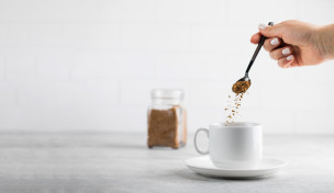 Instantkaffee wird in Tasse gegeben