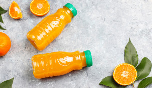 Flasche mit Orangensaft