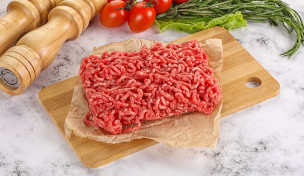 Hackfleisch auf Holzbrett