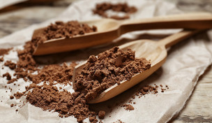 Kakaopulver mit Holzlöffel