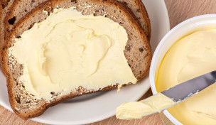 Margarine auf einer Scheibe Brot