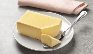Margarine mit Messer auf Teller 