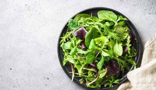 Wildkräutersalat in einer Schüssel