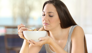 Frau ist von Müsli enttäuscht
