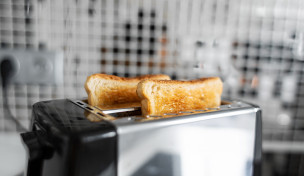 2 Toasts im Toaster