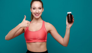 Influencerin mit einer Dose Nahrungsergänzungsmittel