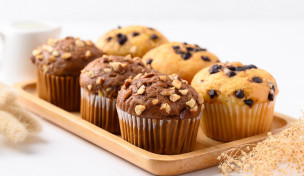 Muffins in Papierförmchen auf einem Tablett