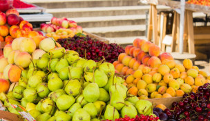 Verschiedenes Obst in der Auslage auf einem Marktstand