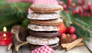 Gestapelte Elisenlebkuchen vor weihnachtlichem Hintergrund