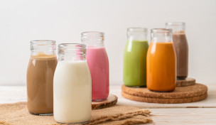 Gläser mit verschiedenen Smoothies