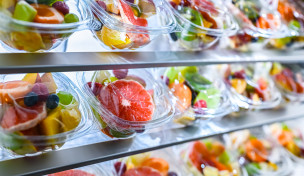 Regal mit abgepacktem Obst