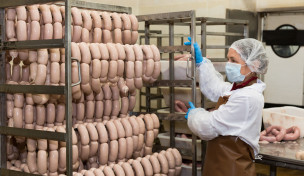 Arbeiterin in einer Wurstfabrik