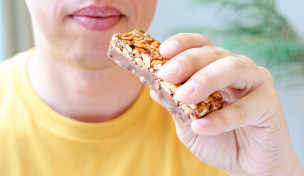 Mann mit Schokoriegel