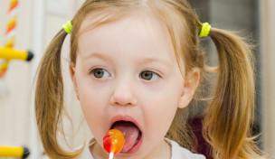 Kind mit Lolly