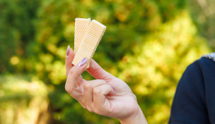 Zwei Waffelschnitten in einer Hand