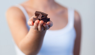 eine Person bietet Schokolade an