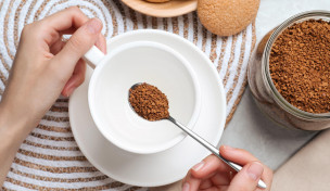 Instantkaffee wird in Tasse gegeben