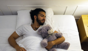 Schlafender Mann mit Teddybär