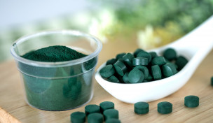 Spirulina Pulver und Tabletten