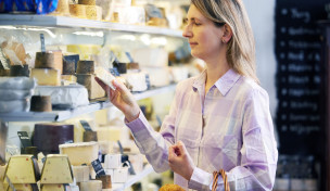 Frau mit Käseverpackung