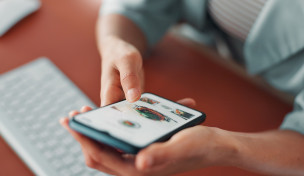 Frau bestellt online Lebensmittel