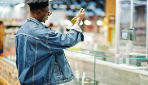 Man betrachtet Flasche 