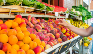 Obststand mit Pfirsichen