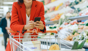 Frau mit Smartphone beim Einkaufen Frau mit Smartphone beim Einkaufen