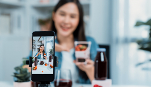 Influencerin während einer Aufnahme Influencerin während einer Aufnahme