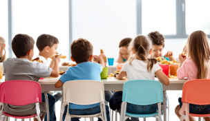 Kinder essen am Tisch