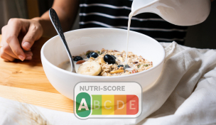 Müsli in der Schüssel mit Nutriscore