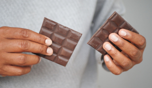 Mann hält eine Schokoladentafel