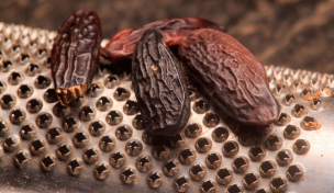 Tonkabohne auf Reibe