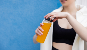 Frau mit Sportgetränk