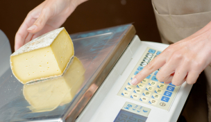 Käse auf der Waage Käse auf der Waage