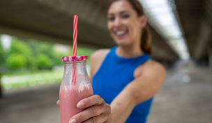 Sportlerin mit Drink Sportlerin mit Drink